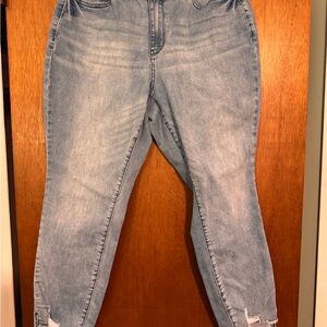 Judy Blue Relaxed Fit Cropped Jeans